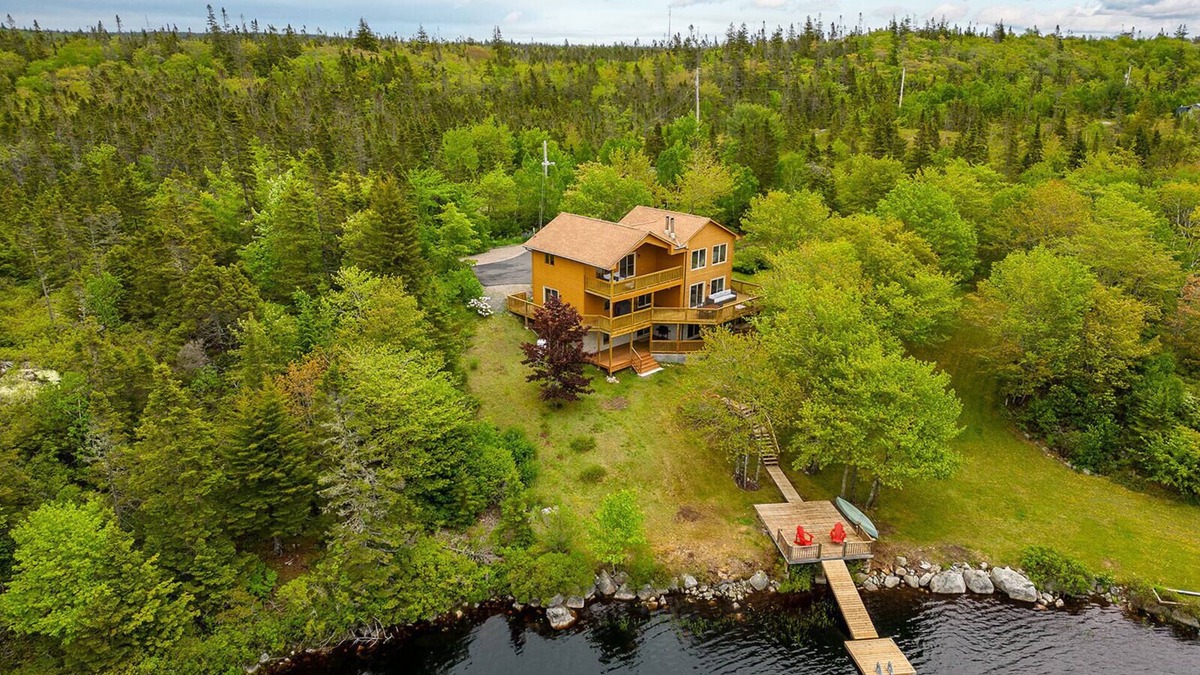 Halifax County House | Pet-friendly Lakefront Home w/Sauna. Close to Peggy's Cove, 40 Mins to Halifax.