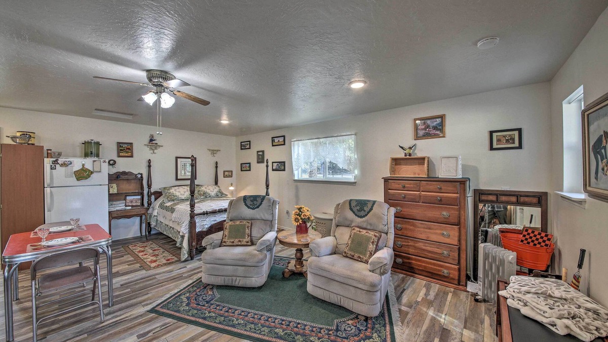 Libby Apartment | Pet-Friendly Libby Cottage w/Mountain Views!