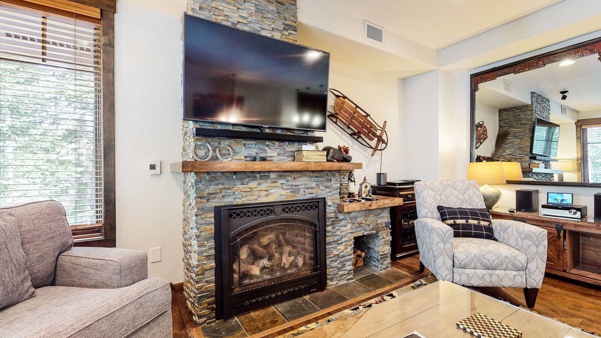 Woodwinds House | Pet-Friendly Luxury, On Golf Course. Gas Grill, Private Hot tub, Quiet