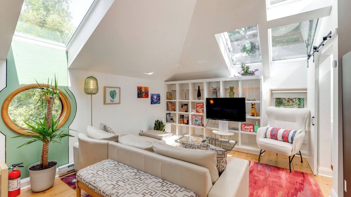 Calhoun Isles Apartment | Pet-Friendly Minneapolis Studio: Walk to Lake!