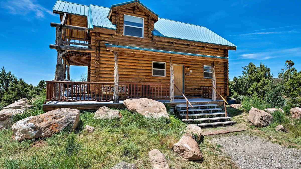 Spanish Valley Cabin | Pet-Friendly Moab Cabin w/Mtn Views & BBQ!