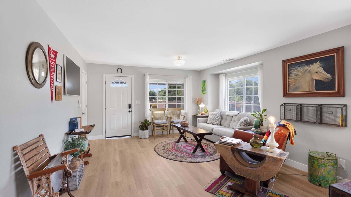 Los Alamos House | Pet Friendly Modern Farmhouse -Walk to Restaurants