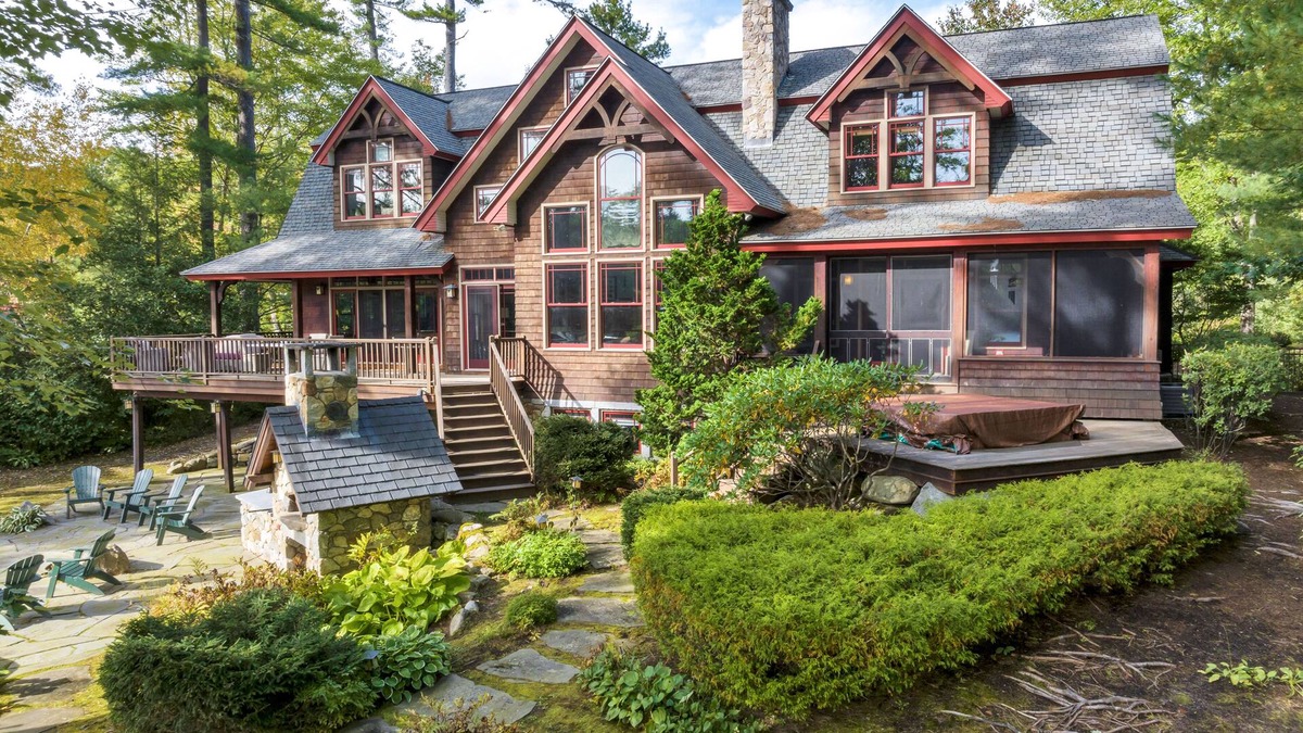 Moultonborough House | Pet Friendly Moose Lodge on Lake Winnipesaukee Sleeps 14