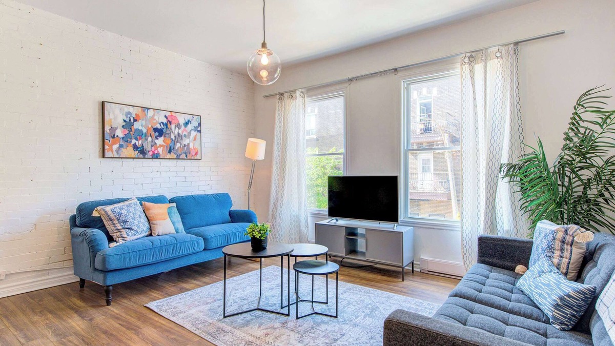 Plateau Mont Royal Apartment | Pet-Friendly Near Parks & Cafes | High-Speed WiFi