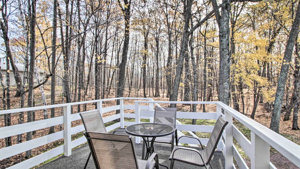 New Auburn Apartment | Pet-Friendly New Auburn Apt w/On-Site Lake!