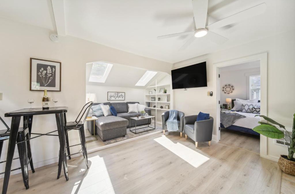 Newman Lake House | Pet-Friendly Newman Lake Cottage with Beach Access!