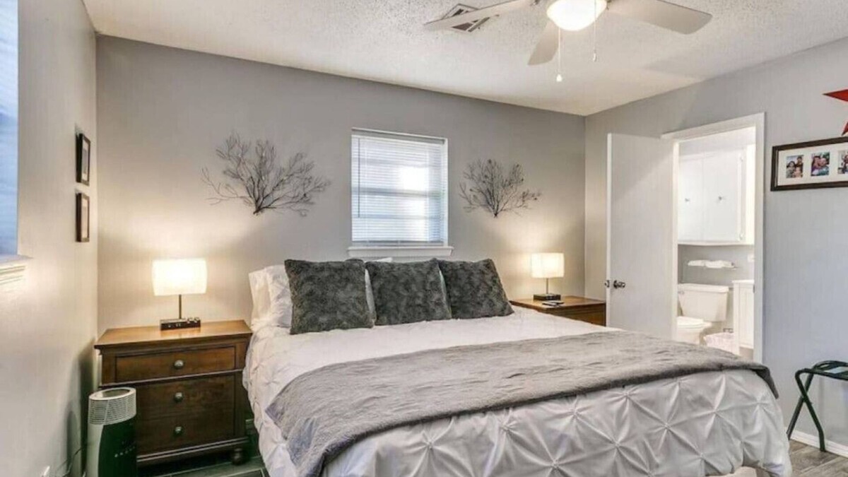 Yukon House | Pet-friendly OKC Getaway in a Quiet Neighborhood