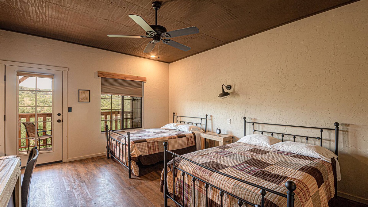 Tombstone Cabin | *Pet Friendly*on Allen Street, VIEWS! Free WIFI- Miners Cabin #5 (2 double beds)