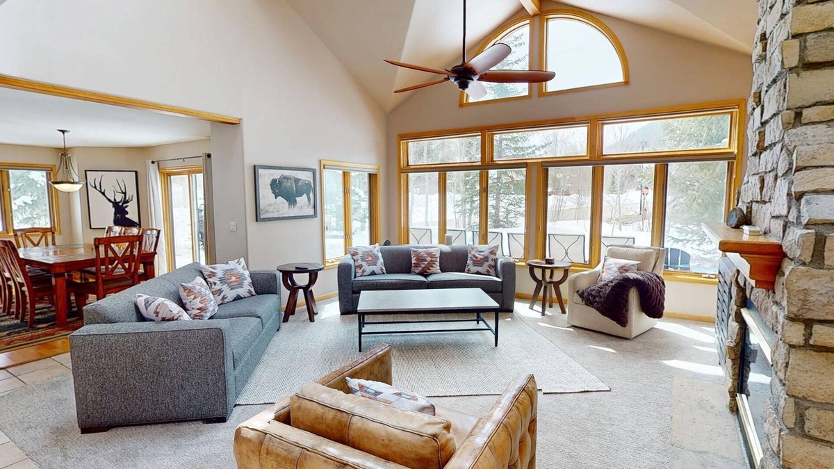 Three Peaks House | Pet Friendly, Private Hot Tub! Comfy, BIG Home. Garage. Easy Drive to Town