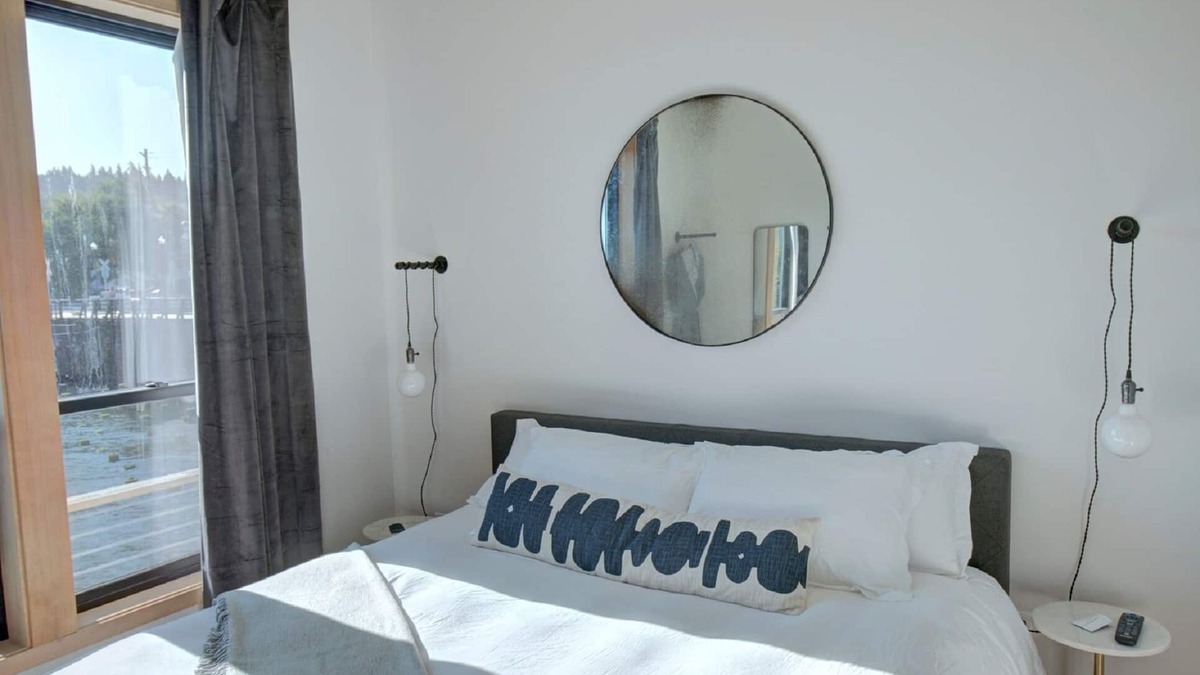 Astoria Hotel | Pet-friendly, Private Balcony at Ice House Suite at Bowline Hotel