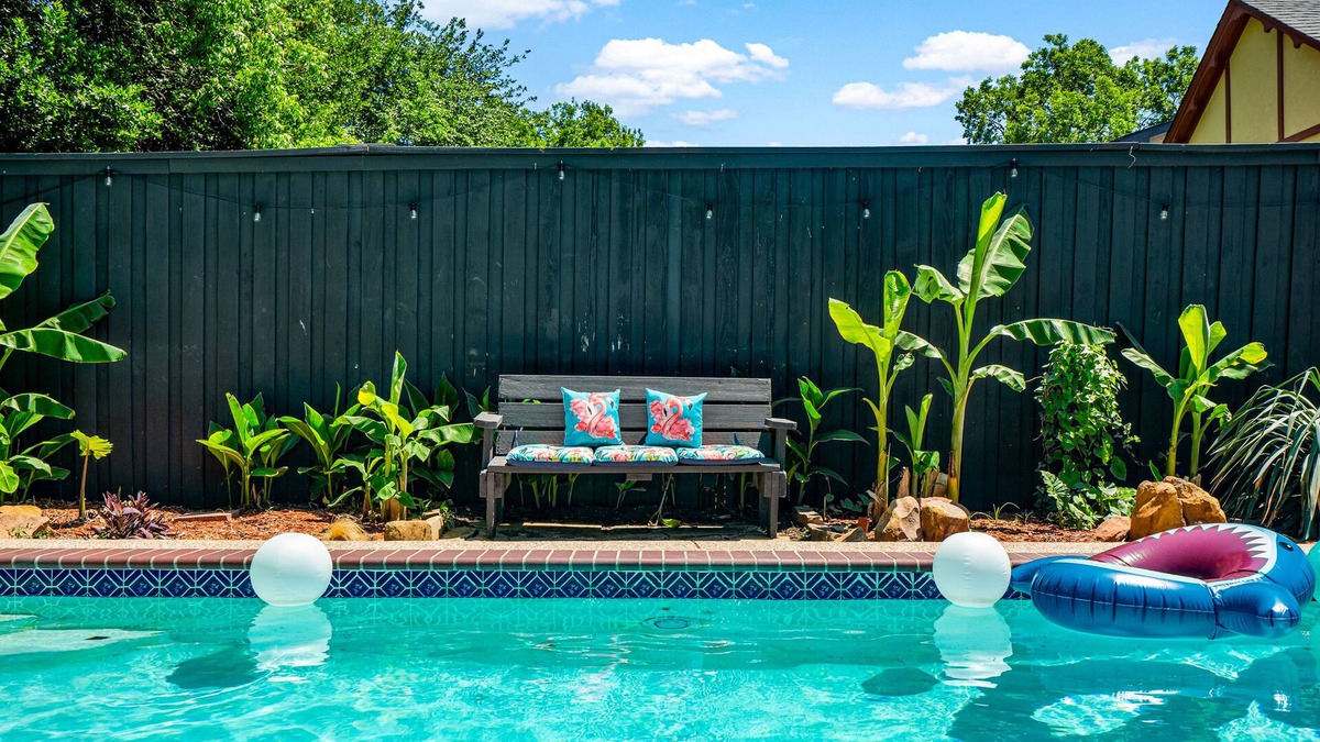 Dallas House | Pet Friendly, Private Backyard with Pool and Hot Tub close to all attractions