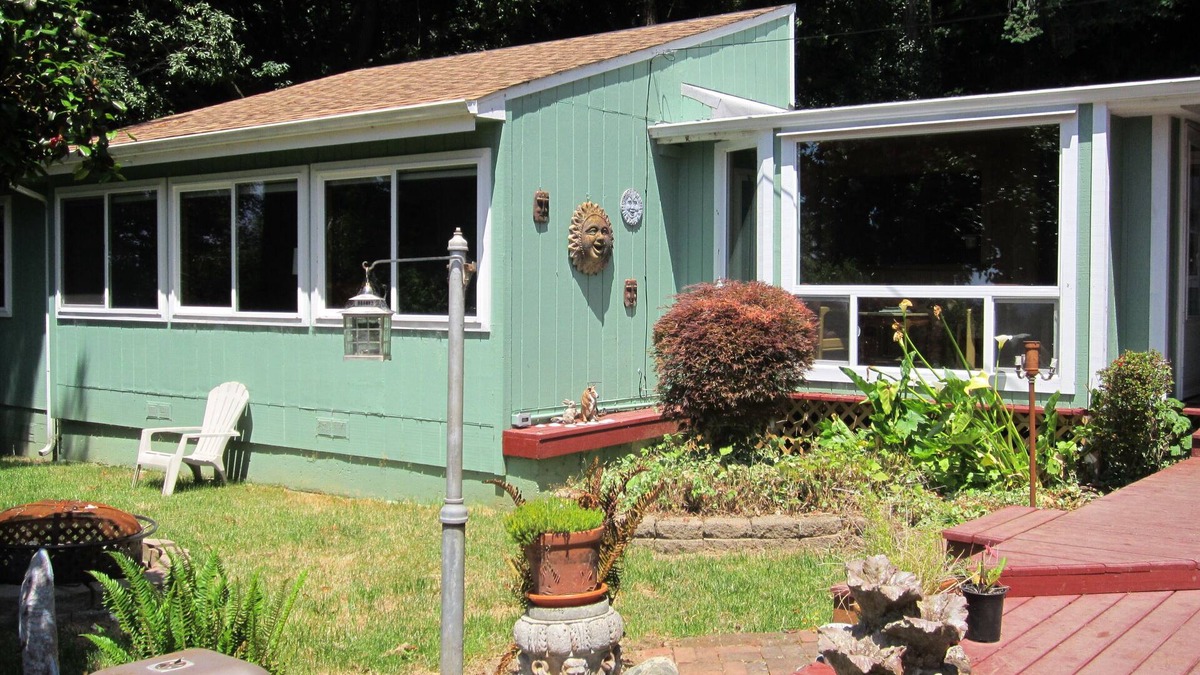 Brookings House | Pet Friendly, Private Home With Garden-Like Yard- WINTER RATE SPECIALS!