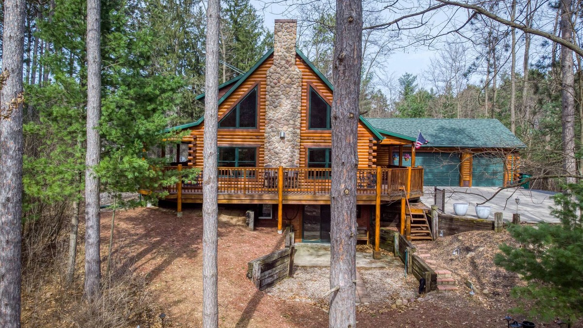 Waupaca Cabin | Pet friendly, Private Lot - Great for Families and Groups!