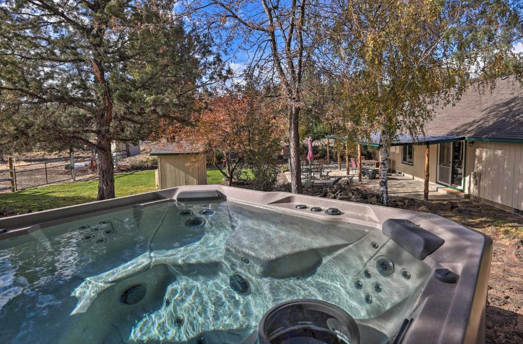 Redmond House | Pet-Friendly Redmond Home with Hot Tub, Porch, Grill