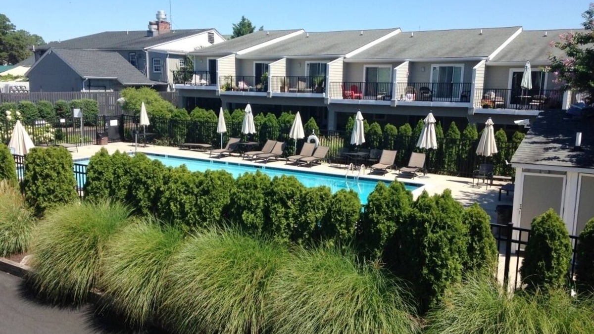 Country Club Estates Condo | Pet Friendly Rehoboth Beach 2BR Sleeps 8 Townhouse w/Pool & Parking