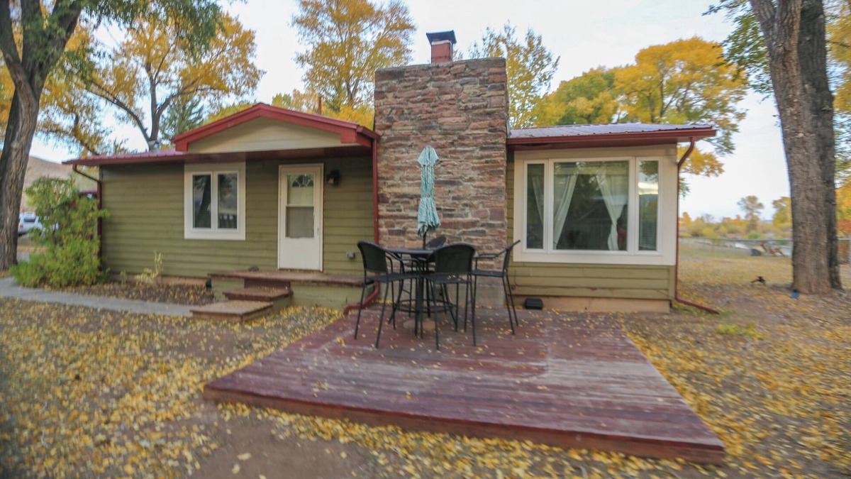 Dubois Cabin | Pet Friendly Riverfront Cabins for Group Events and Gatherings - Hot Tub