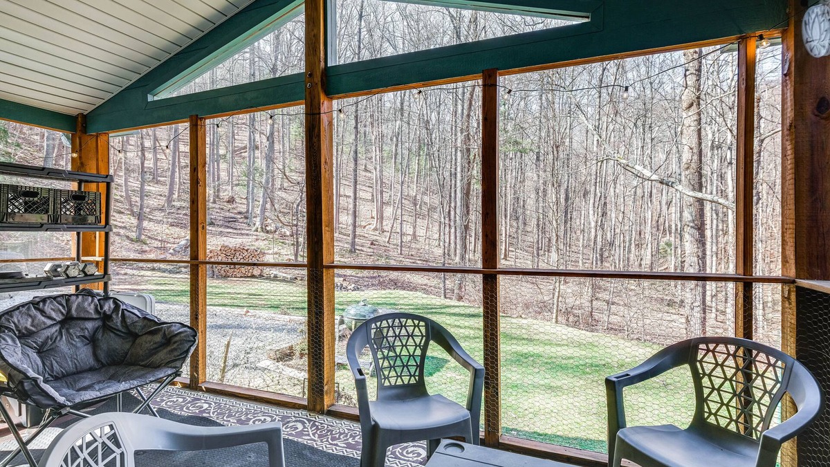 Roanoke House | Pet-Friendly Roanoke Home w/Fire Pit + Grill!