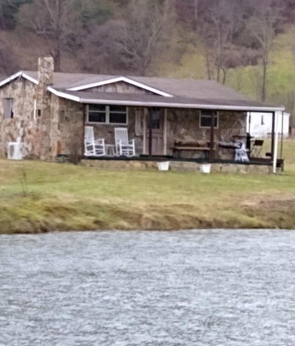 Barnardsville House | Pet friendly rustic cabin with views 26 min to downtown Asheville