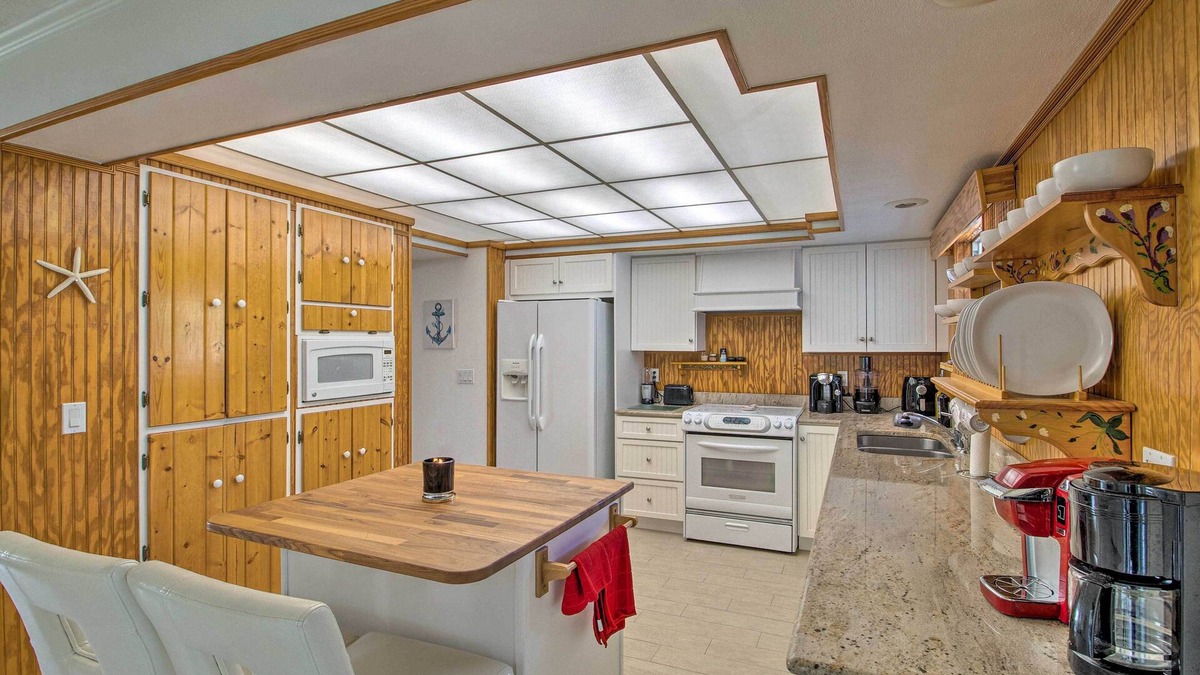 Sebastian Highlands Cottage | Pet-friendly Sebastian Home on Lake; Golf Nearby