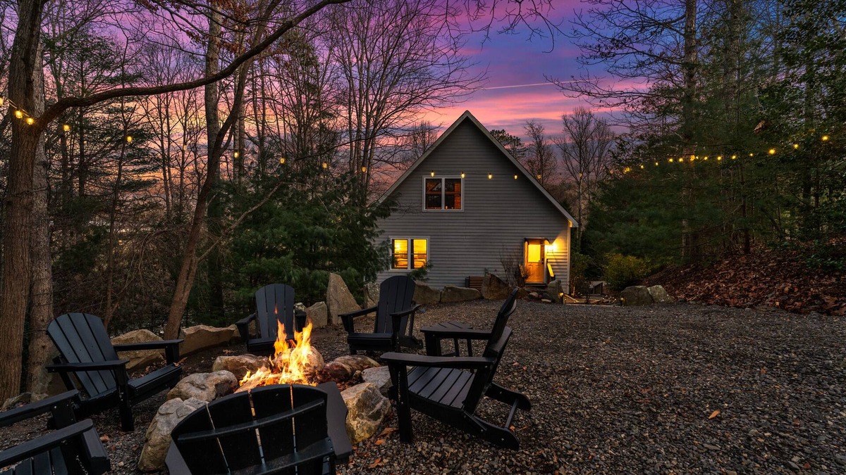 Fairview Cabin | Pet-friendly serene cabin with air hockey and fire pit