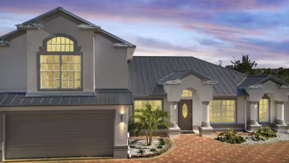 Trafalgar Villa | Pet friendly spacious home for large groups! Heated pool & jacuzzi, games!