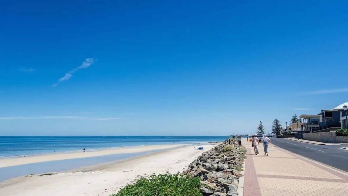 Glenelg North House | Pet Friendly Stay bring your Pooch✔️Tropical Pool ✔️Best Value Stay in Glenelg