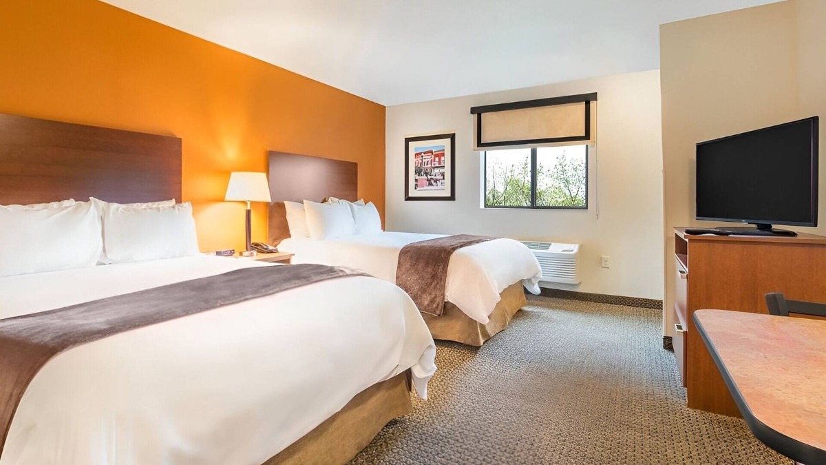 Berwick Hotel | Pet-Friendly Stay w/Full Kitchen Near Cascade Falls & Iowa State Fairgrounds