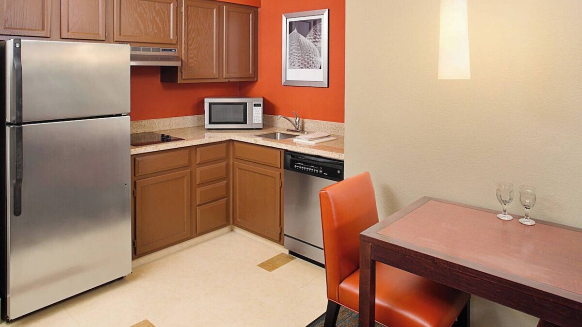 Livonia Hotel | Pet-Friendly Stay with Great Kitchen - Close to Malls & Downtown Northville