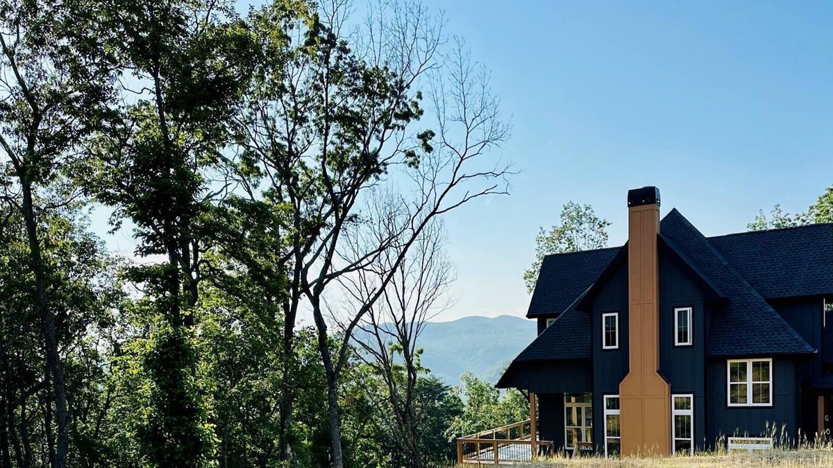 Talking Rock Apartment | Pet friendly, stunning mountaintop home nestled in the Blue Ridge Mountains.