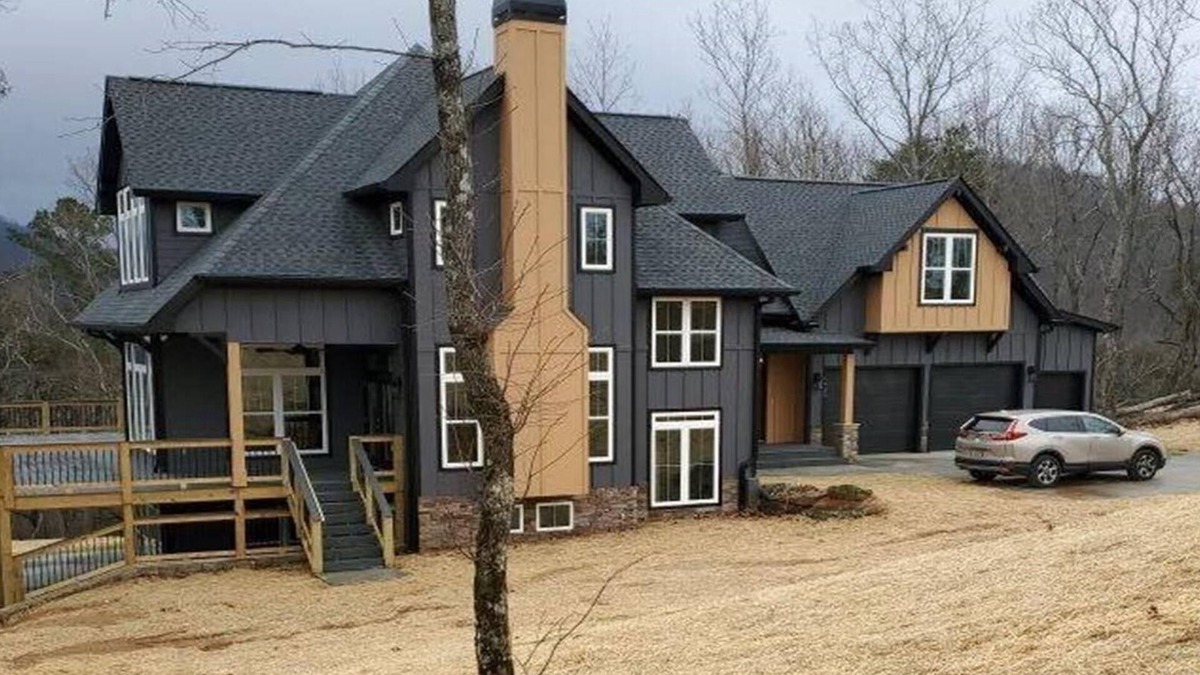 Talking Rock House | Pet friendly. Stunning mountaintop home nestled in the Blue Ridge Mountains.