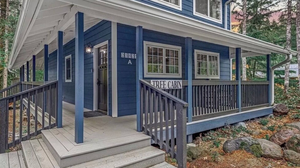 Welches Cabin | Pet friendly cabin with WiFi, AC and workspace in gorgeous Mount Hood Village