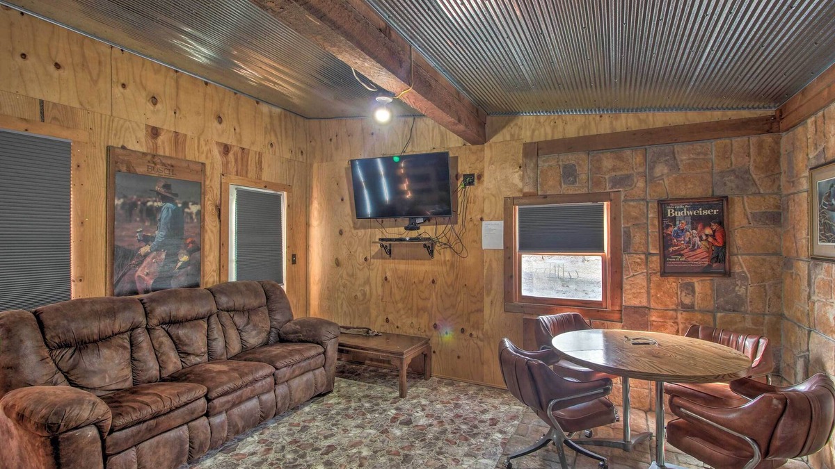 Dawn Apartment | Pet-Friendly Vacation Rental in Braymer!