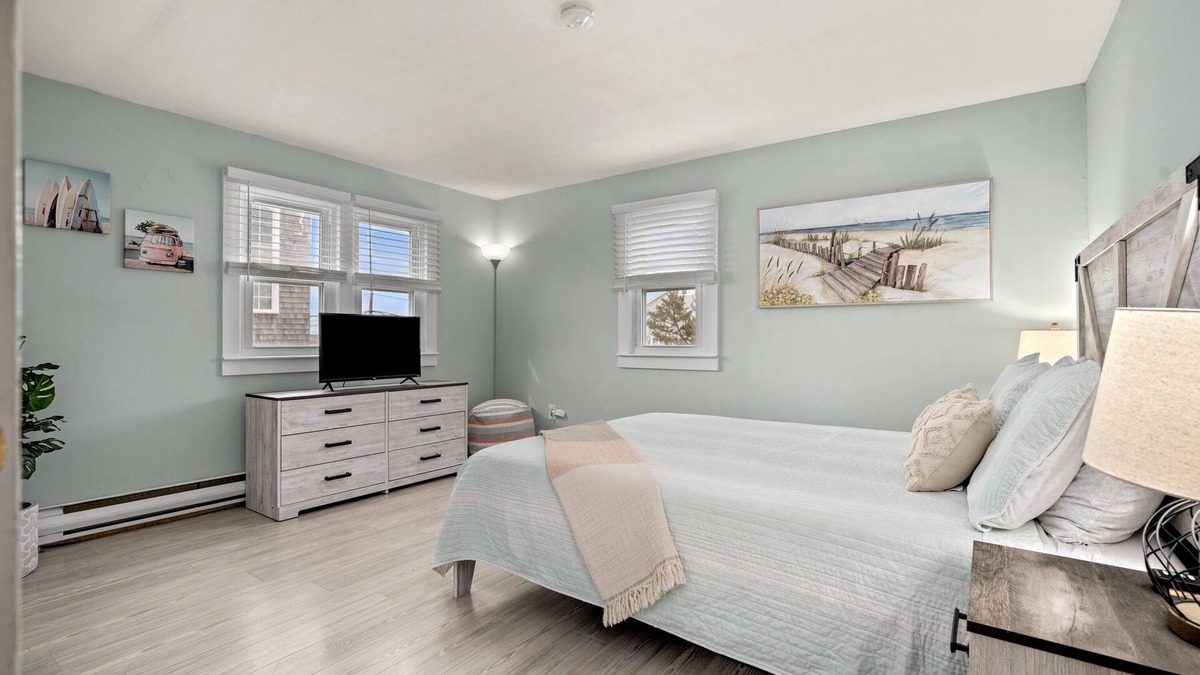 Newbury Apartment | PET FRIENDLY-Walk to Beach -Fire Pit - 40 Min to Salem, MA - WINTER RENTAL AVAIL