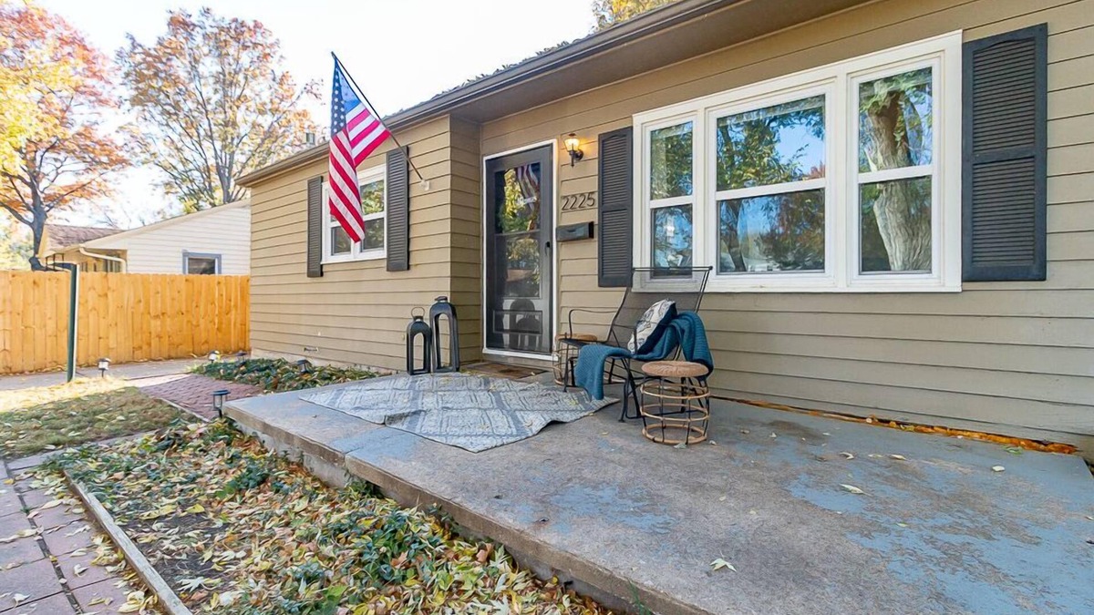 Topeka House | Pet Friendly—Walk to Washburn—King Bed-Fast Wi-Fi