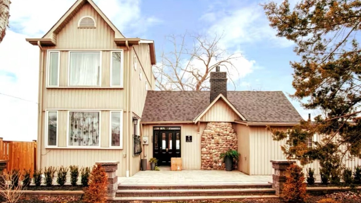 Bowmanville Cottage | Pet Friendly, water front Cottage Getaway in Bowmanville with hot tub & more…