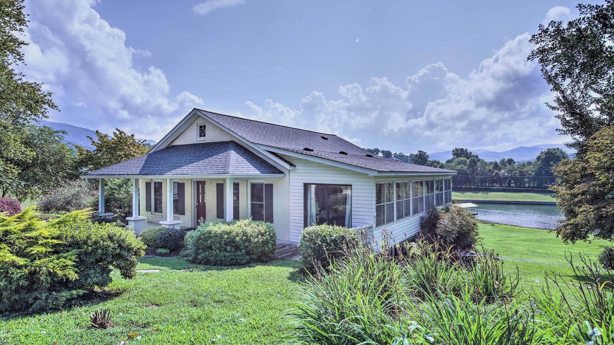 Elf Cottage | Pet-Friendly Waterfront Hayesville Cottage!
