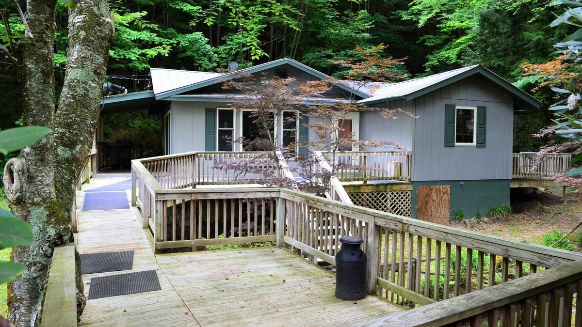 Cataloochee Ranch Cabin | Pet Friendly, Wi-Fi, Rushing Creek, Mountaintop View