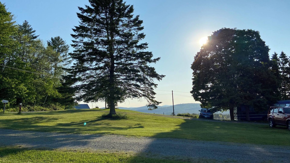 Monroe House | Pet’s stay Free! Hot tub Getaway.