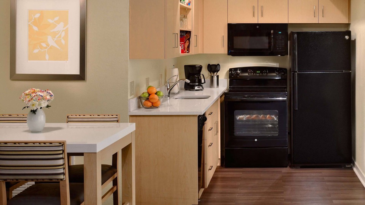 Somerset Hotel | Pet-Welcoming Stay with Kitchen and Pool Near Rutgers University