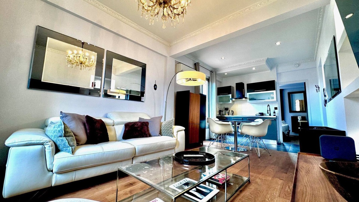 Old Town Apartment | petit balcon opéra