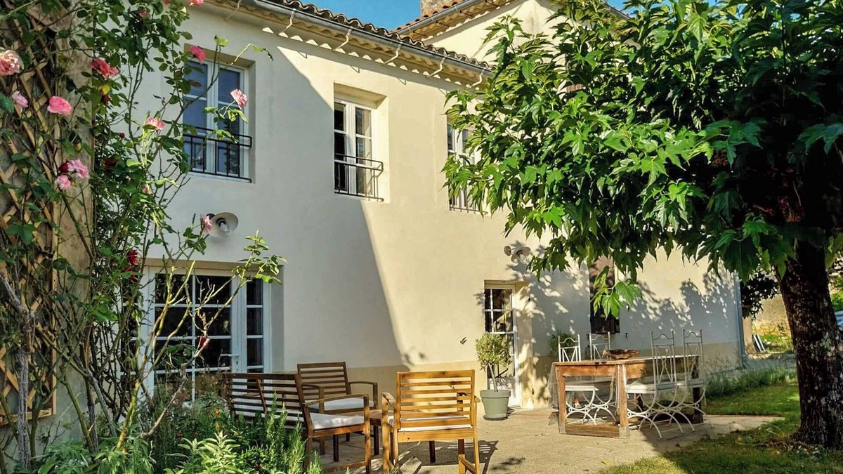 Blasimon Cottage | Petit Est Eco Cottage in large private garden near Saint-Émilion