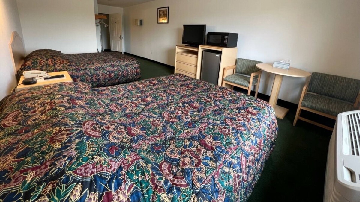 Renault Apartment | Petite Double Queen Suite with Free Parking!