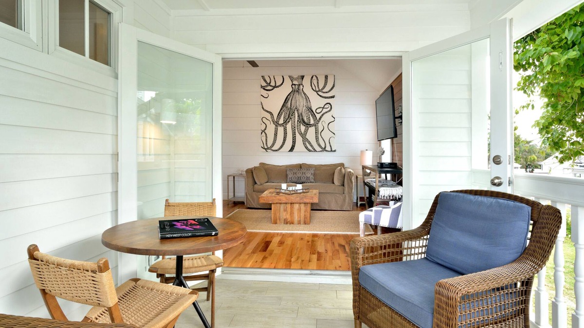 Uptown - Upper Duval House | ~ PETITE MAISON ~ 2 king ensuite bedrooms on a quiet lane near Duval Street.