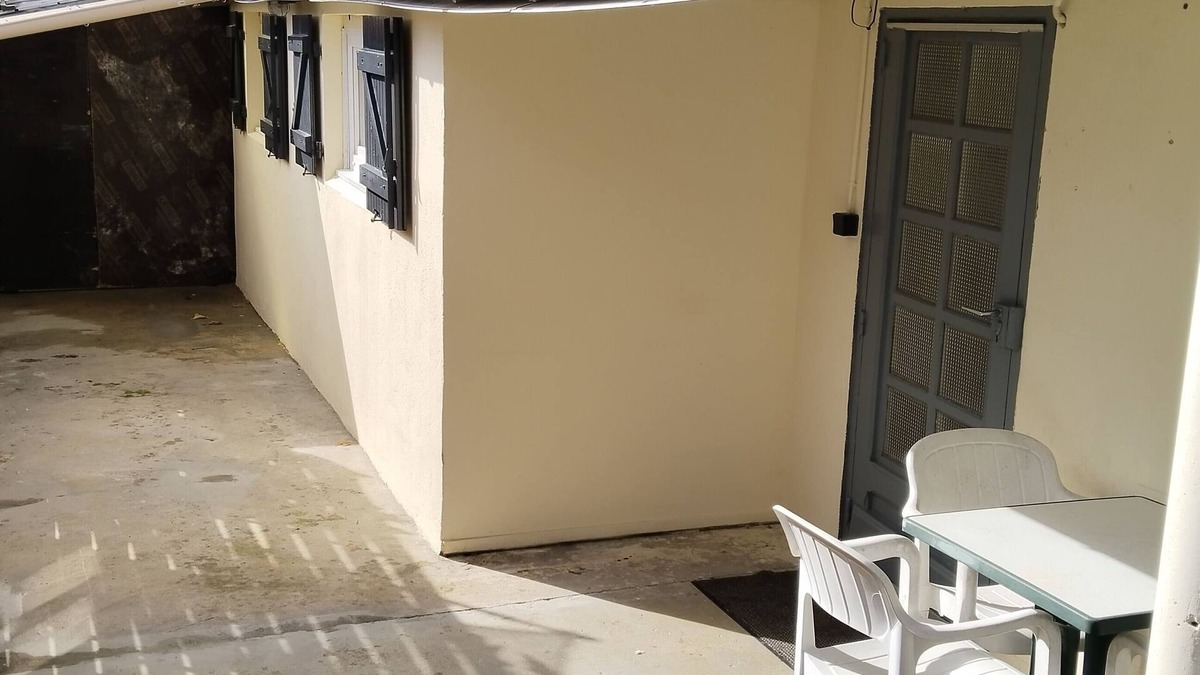 Gargenville House | Petite Maison de 25 m Carré au Calme, Paisible. Derrière Cour des Propriétaires