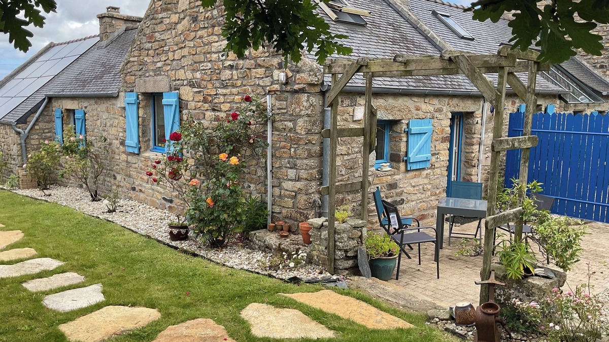 Plourin House | Petite Maison en Pierre Dans un Grand Jardin Fleuri
