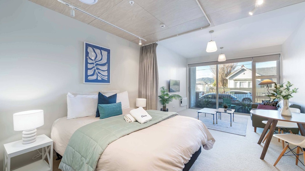 Petone Apartment | Petone Studio - Balcony, Bath Tub, Sleeps 2