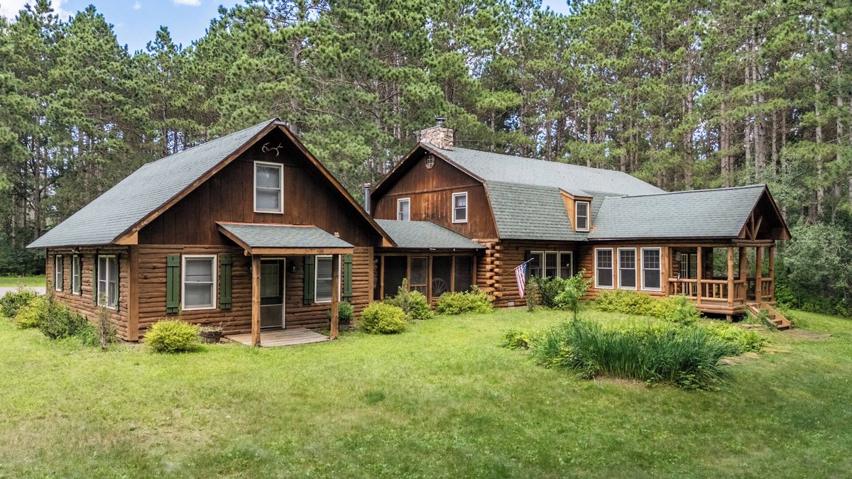 Mauston Cabin | Pets+ 8BR Cabin Retreat Sleeps 25+ Fire Pit GameRoom near Dells/Castle Rock Lake