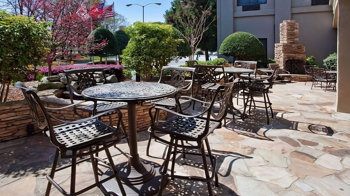Eagan Park Hotel | Pets are Allowed HERE! Outdoor Pool, Minutes From Delta Flight Museum