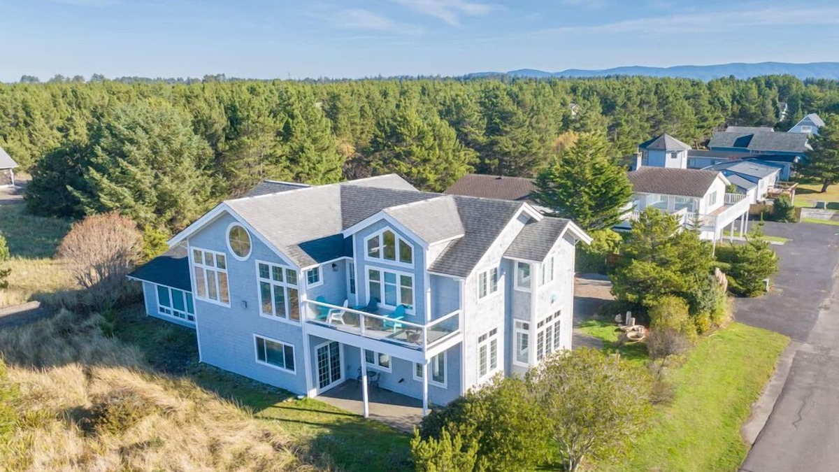 Long Beach House | Pets OK, Amazing View, Steps to Town & Beach (Seas)