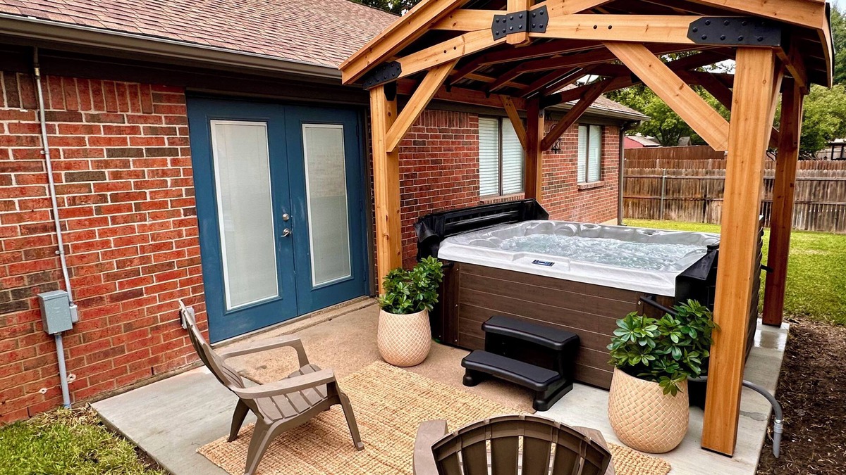 South Arlington House | Pets OK, NEW Hot Tub, Arcade, 65” TV, 300mb+ WIFI, Long Term Stays Available